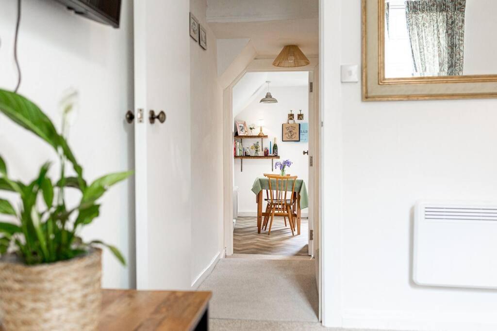Light And Central Apartment Above Knead Bakery Tetbury Exterior photo